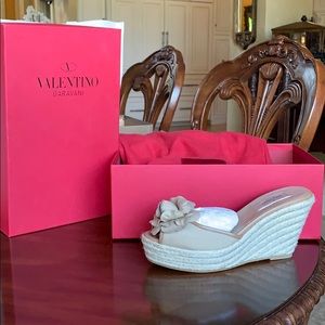 NEVER WORN Valentino Garavani camel sandal